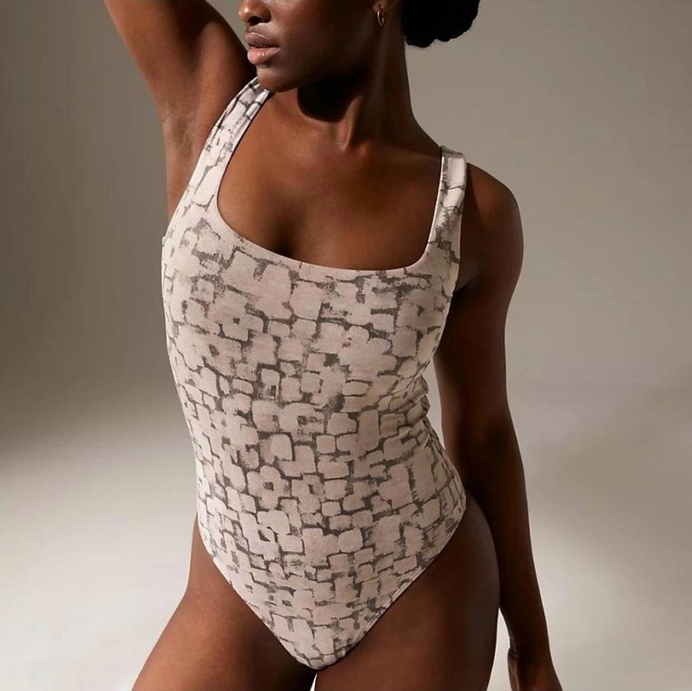 Babaton Contour Bodysuit in Stone Mosaic – Size MEDIUM